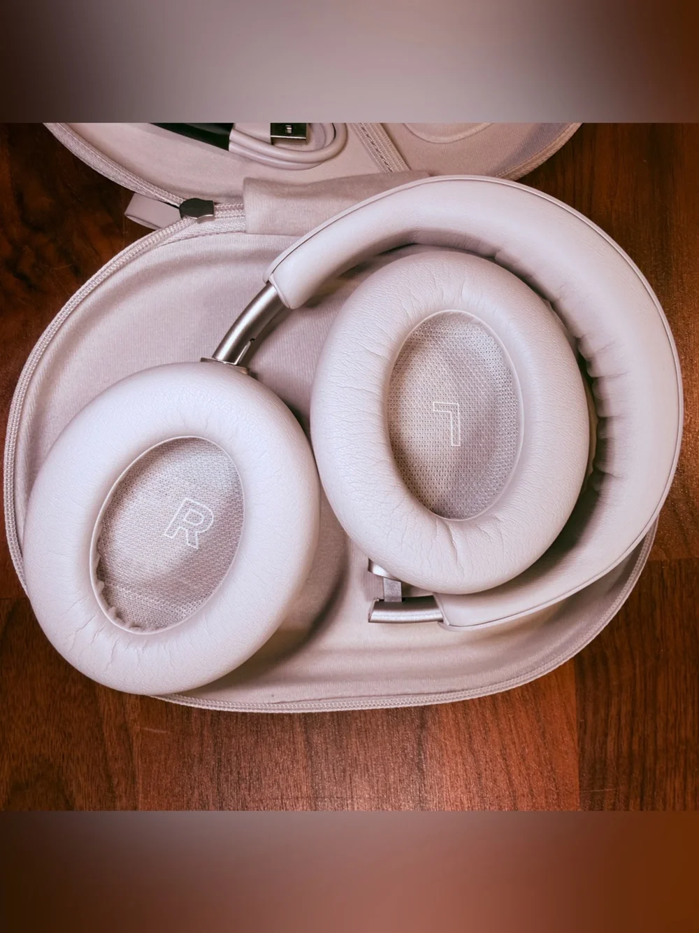 BRAND NEW Bose White Over-Ear Wireless Headphones with Zip Case **Never Used** - Picture 5 of 11